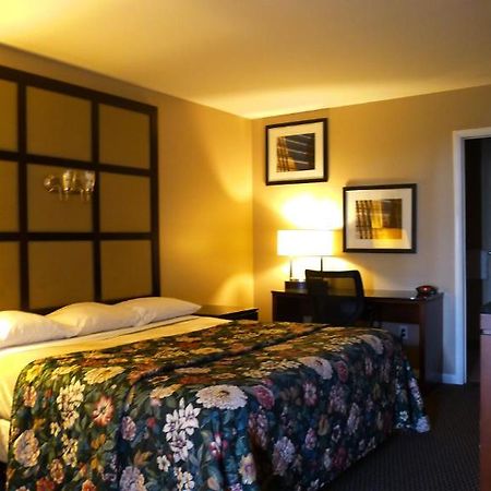 Relax Inn Watertown ウォータータウン エクステリア 写真