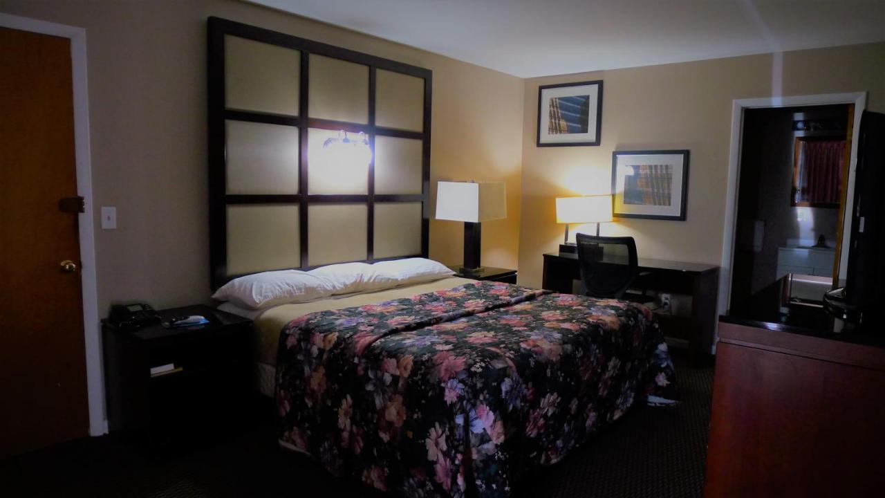 Relax Inn Watertown ウォータータウン エクステリア 写真
