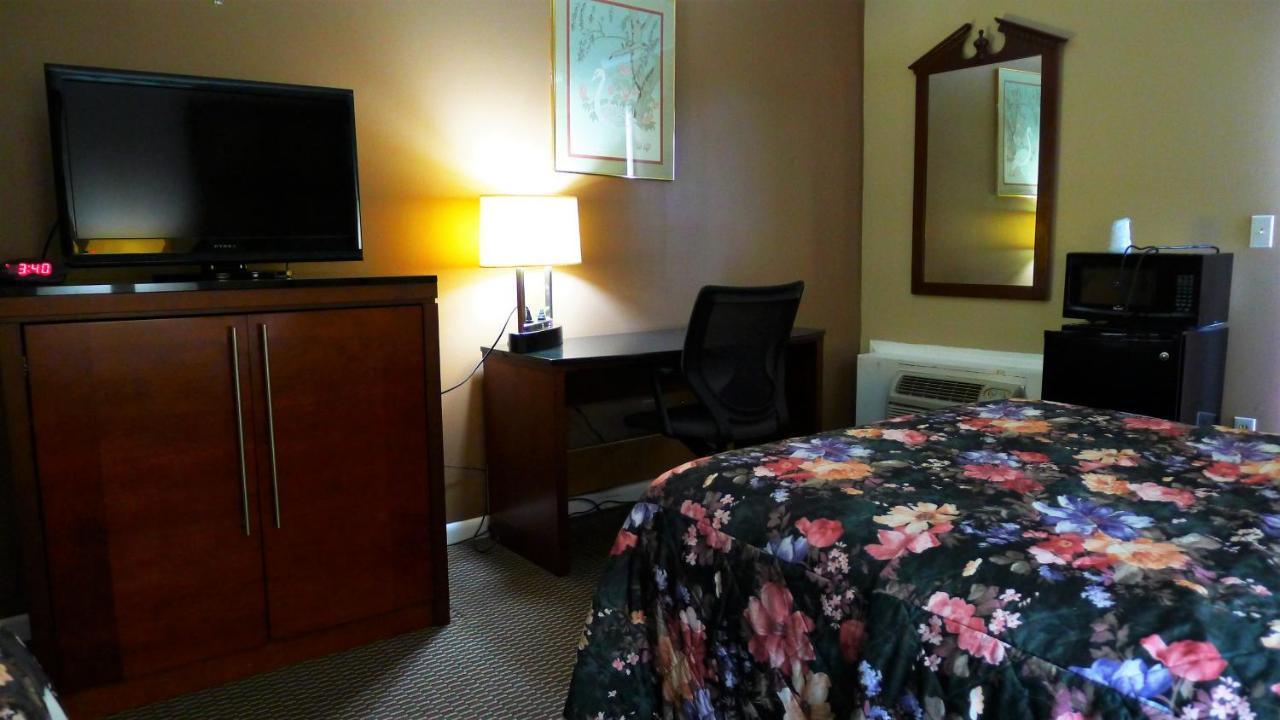 Relax Inn Watertown ウォータータウン エクステリア 写真